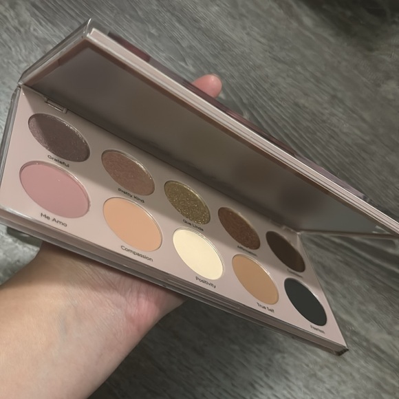 DOMINIQUE COSMETICS The Essential Palette - Picture 4 of 4